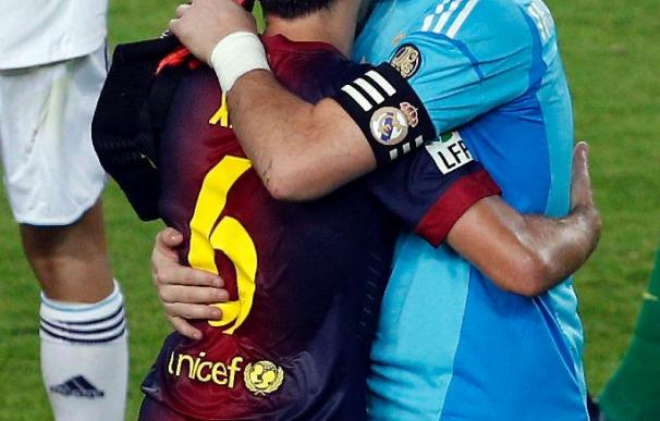 Casillas y Xavi se abrazan tras un Madrid-Barcelona