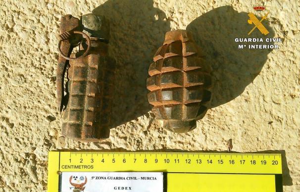 Neutralizan dos granadas de mano de la Guerra Civil y 12 cohetes granífugos en Mahora y Tobarra, en Albacete