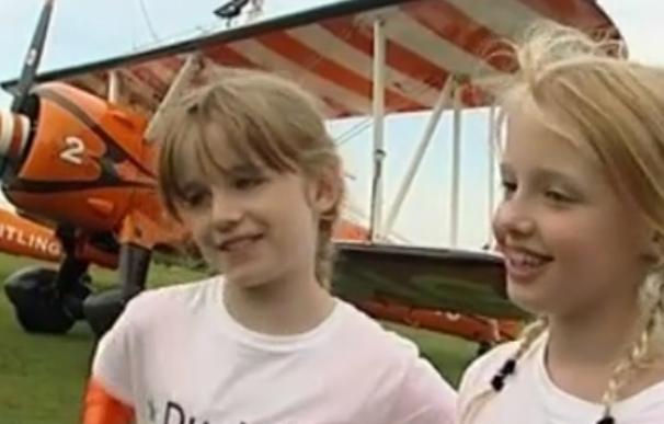 Rose Powell y Flame Brewer, las primas de nueve años que tienen el récord de acrobacia aérea infantil.