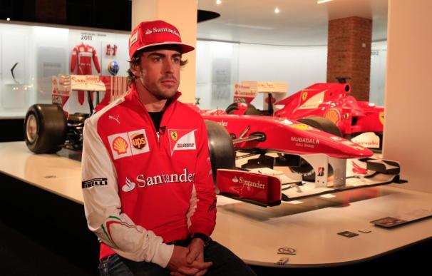 Fernando Alonso visita la exposición dedicada a su carrera antes de partir hacia Jerez