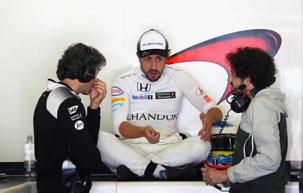 Alonso vuelve a sufrir problemas en el motor en los primeros libres en Monza