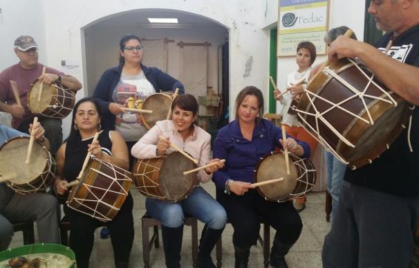 El Cabildo de Gran Canaria busca formar nuevos artesanos con cursos de cerámica aborigen y fabricación de tambores