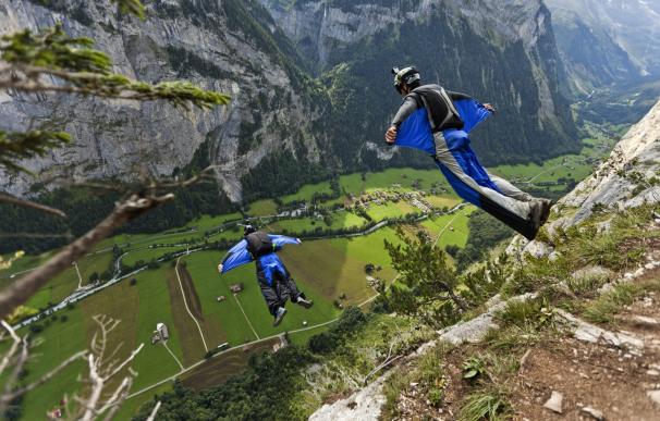 Dos practicantes de wingfly saltan al vacío desde el High Nose, en el valle de Lauterbrunnern