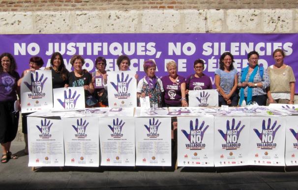 La Coordinadora de Mujeres de Valladolid reparte pulseras contra las agresiones sexistas pero pide trabajo todo el año