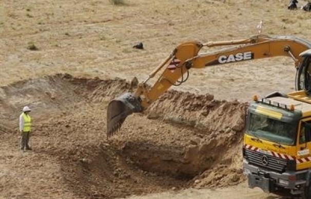 Retiran unos 600 metros cúbicos de tierra en el primer día de búsqueda de la fosa de Lorca