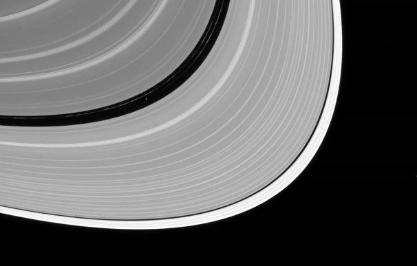 La pequeña luna Pan moldea los anillos de Saturno