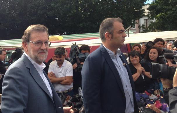 Rajoy se da un baño de masas en el mercadillo de Santa Comba y se fotografía con el "mayor fan" de Feijóo