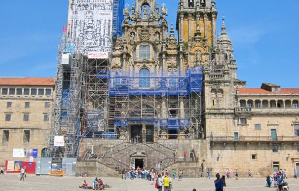 IU quiere que el Gobierno reclame a los herederos de Franco dos estatuas de la fachada de la Catedral de Santiago