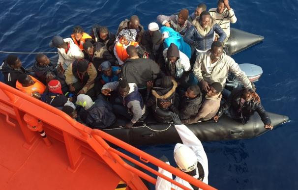 Llegan a Motril los 30 inmigrantes rescatados de una patera en el Mar de Alborán