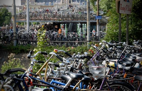 Un parking de bicicletas en Ámsterdam.