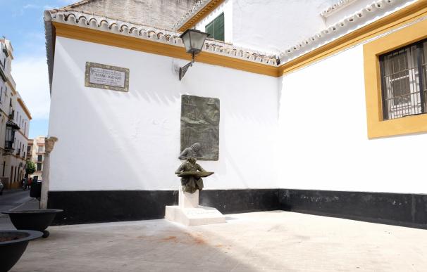 Urbanismo concluye la restauración del monumento homenaje a Antonio Machado, dañado en abril