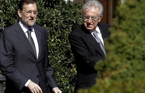 Rajoy recibe a Monti con honores militares en el Palacio de la Moncloa