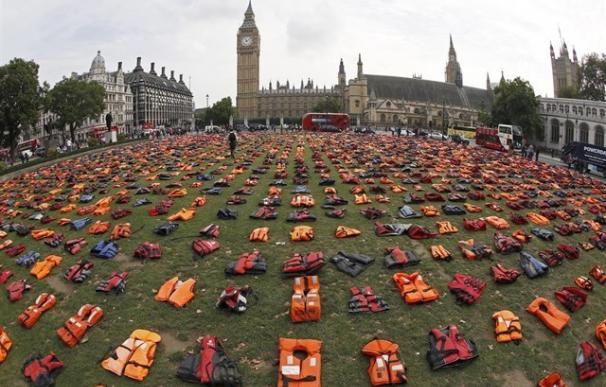 Los salvavidas, frente al Parlamento británico.