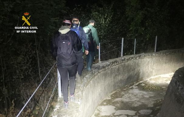 El GREIM rescata a dos senderistas desorientados a los que sobrevino la noche en la canal de Reñinuevo