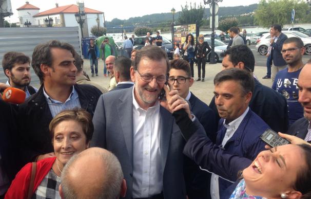 Rajoy presenta a un joven de NN.XX. como "el futuro" para cuando él se vaya, "que no se sabe cuándo será"