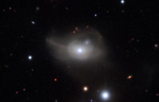 Un hambriento agujero negro devuelve a una galaxia a la oscuridad