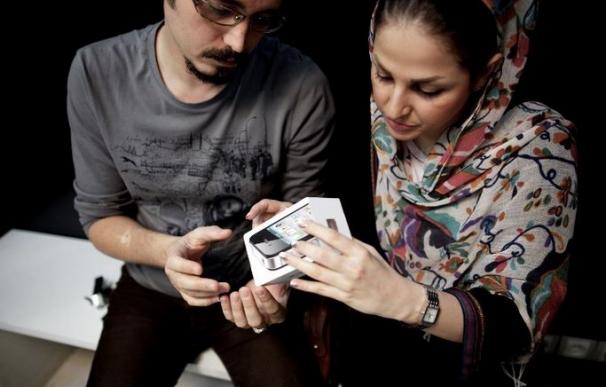 Jóvenes iraníes con un producto de Apple