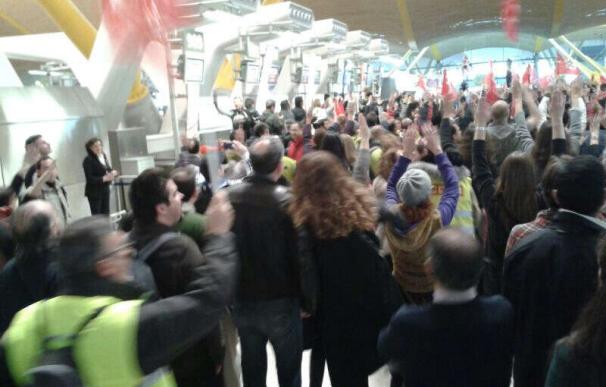 Los trabajadores de Iberia colapsan la T4 de Barajas