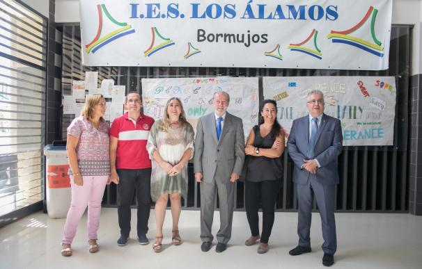 Villalobos inaugura el curso escolar de enseñanzas no universitarias en el IES 'Los Álamos' de Bormujos