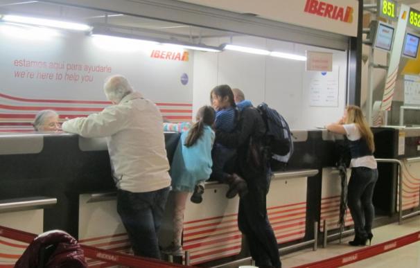 Decenas de pasajeros afectados por la huelga en Iberia buscan alternativas en Barajas