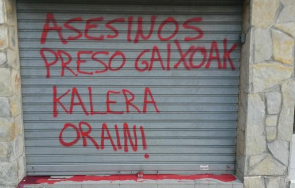 PSE-EE denuncia la aparición de pintadas con la palabra "asesinos" en otras dos Casas del Pueblo, en Santurtzi y Sopela