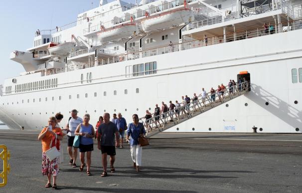 Cuatro cruceros, con más de 12.000 personas, comparten escala en el puerto de Cádiz