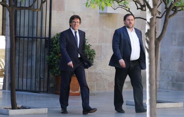 Puigdemont y Junqueras reciben a Homs para abordar su declaración en el Supremo por el 9N