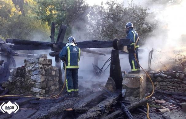 Un incendio calcina un hórreo en Riocaliente (Llanes)