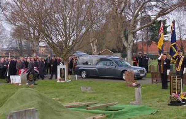 Cientos de desconocidos asistieron al funeral.