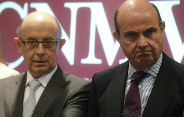 El ministro de Economía y Competitividad, Luis de Guindos, y el ministro de Hacienda y Administraciones Públicas, Cristóbal Montoro.