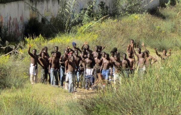 Decenas de inmigrantes entran a Melilla tras saltar la valla por segundo día