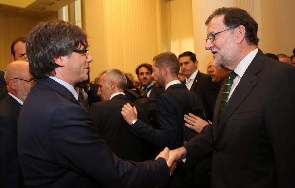 Rajoy y Puigdemont se saludan en Oporto al inaugurar una exposición de Miró