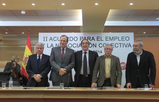 Foto de familia de la firma del Acuerdo Interconfederal de Negociación Colectiva que recomienda subidas salariales del 0,6% para 2013.