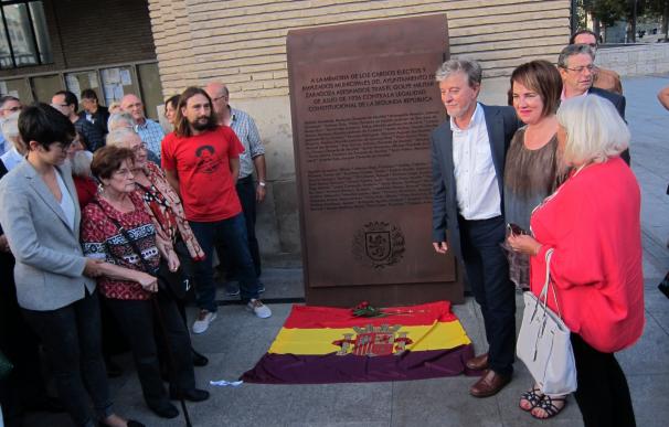 Santisteve y Barba descubren una placa en memoria de concejales y empleados municipales asesinados en el 36