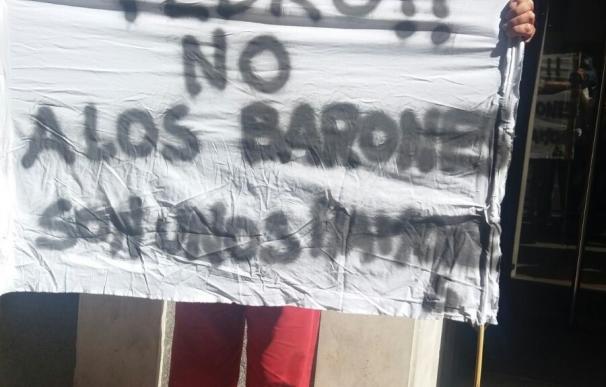 Simpatizantes del PSOE se acercan a Ferraz para mostrar su apoyo a Sánchez y su rechazo a los 'barones'