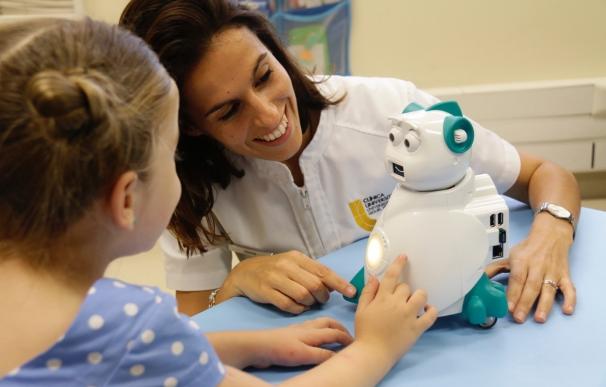 La UMH y AISOY Robotics impulsan un programa para tratar trastornos por autismo con el uso de robots