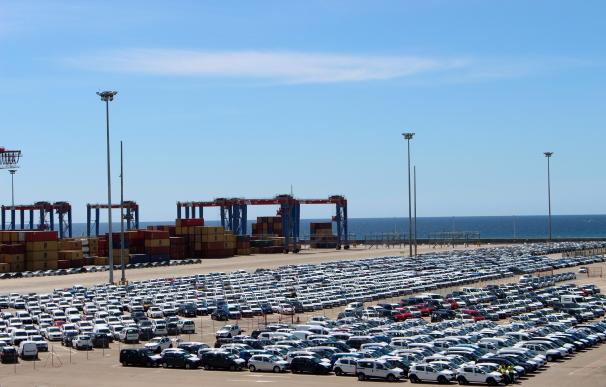 El puerto destaca por su acceso por carretera pero es penalizado por no usar el tren para transportar vehículos