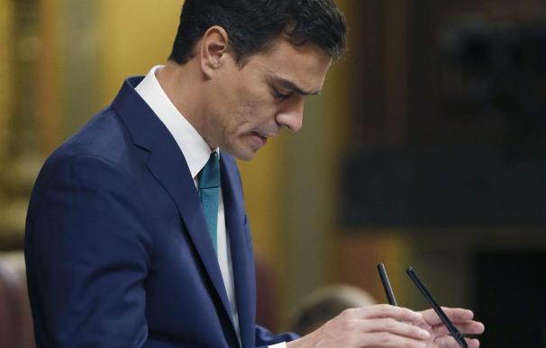 Pedro Sánchez acusa a Rajoy de estar "asediado" por la corrupción y le pide firmeza