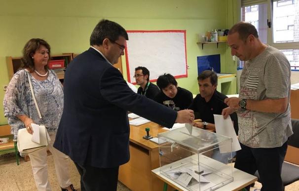 El alcalde de Bilbao recorre los colegios electorales para conocer el desarrollo de la jornada