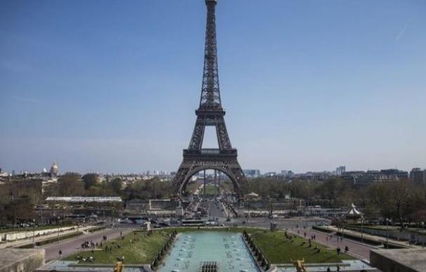 Confunden a un niño diabético con un terrorista al intentar entrar con la mochila de insulina en la Torre Eiffel