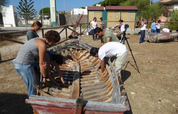Alumnos y profesores de un curso de construcción naval y arqueología practican sus conocimientos en Los Toruños