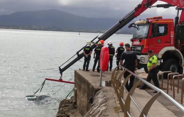 Cae a la Bahía de Santander un coche estacionado sin freno de mano en el aparcamiento de Peligros