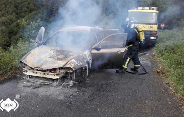 Sofocado el incendio de un coche en Riosa