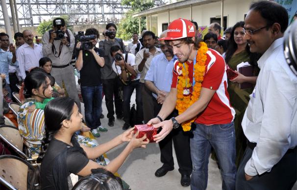 Fernando Alonso visita un hospital infantil con UNICEF en India