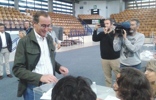Alonso pide a los vascos que acudan a votar "no solo pensando en Euskadi", sino también en el "futuro de España"