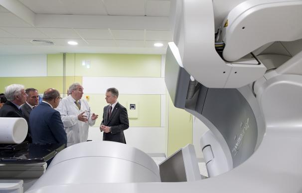 El Hospital de Basurto instala un nuevo acelerador lineal que reducirá el tiempo de tratamiento del paciente oncológico