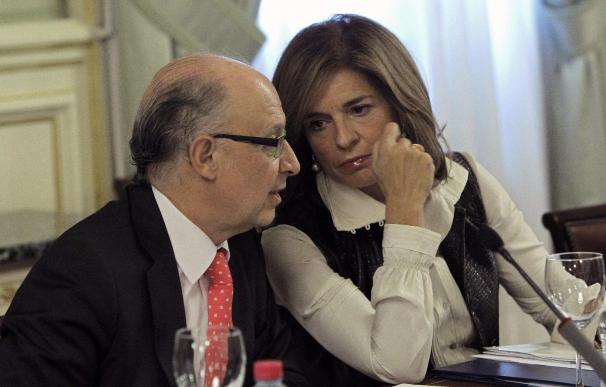 El ministro de Hacienda, Cristóbal Montoro y la alcaldesa de Madrid, Ana Botella, conversan en una reciente reunión.