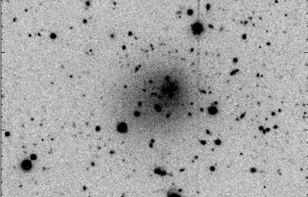 Imagen de la galaxia DGSAT I en el cúmulo Piscis-Perseo