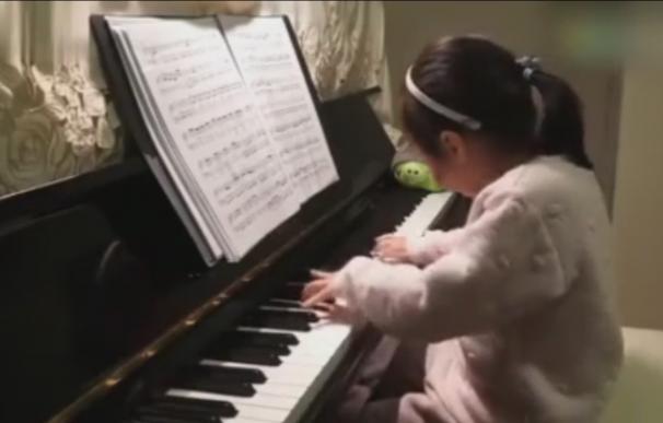 La niña china que es un prodigio al piano. Youtube