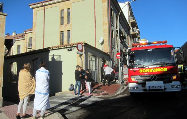 Seis intoxicados por humo en un incendio en Salamanca